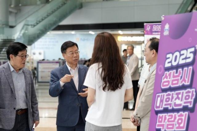 NSP통신-신상진 성남시장이 대학 진로박람회 현장을 둘러보며 행사 관계자와 박람회 진행 상황에 대해 이야기하고 있다. (사진 = 성남시)