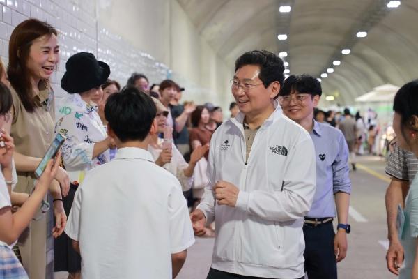 NSP통신-19일 수지중앙터널에서 열린 제3회 수지터널 페스티벌에서 이상일 시장이 시민들과 인사를 하고 있다. (사진 = 용인특례시)