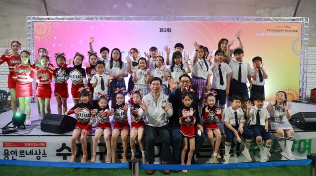 NSP통신-제3회 수지터널 페스티벌에서 이상일 시장이 무대 위에 오른 학생들과 기념촬영을 하고 있다. (사진 = 용인특례시)