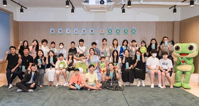 NSP통신-19일 청개구리 연못 프로그램 참석자들이 기념 촬영을 하는 모습. (사진 = 수원시)