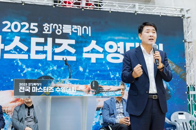 NSP통신-20일 배정수 화성시의회 의장이 마스터즈 수영대회에서 축사를 하는 모습. (사진 = 화성시의회)