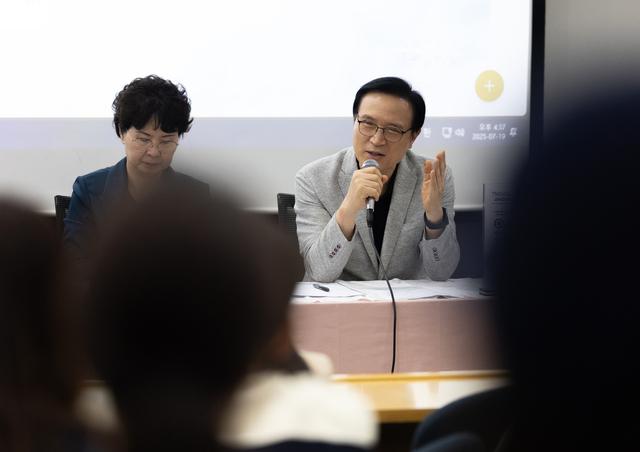 NSP통신-19일 임태희 경기도교육감(가운데)이 발언을 하는 모습. (사진 = 경기도교육청)