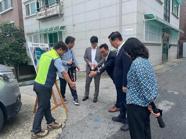 NSP통신-지적재조사 사업 관계자들이 18일 상대원2지구 현장에서 경계설정 사례를 살펴보고 있다. (사진 = 성남시)