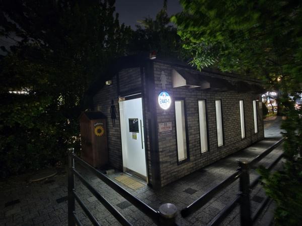 NSP통신-용인특례시가 공중화장실에 설치한 태양광 LED건물번호판. (사진 = 용인특례시)