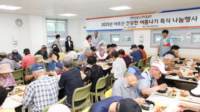 NSP통신-안성시노인복지관에서 진행한 어르신 건강한 여름나기 특식 나눔행사 모습. (사진 = 안성시)