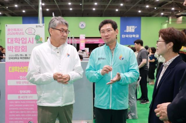 NSP통신-단국대학교에서 열린 2026학년도 수시대비 대학입시박람회에서 이상일 시장이 현장을 둘러보고 시민들과 소통하고 있다. (사진 = 용인특례시)