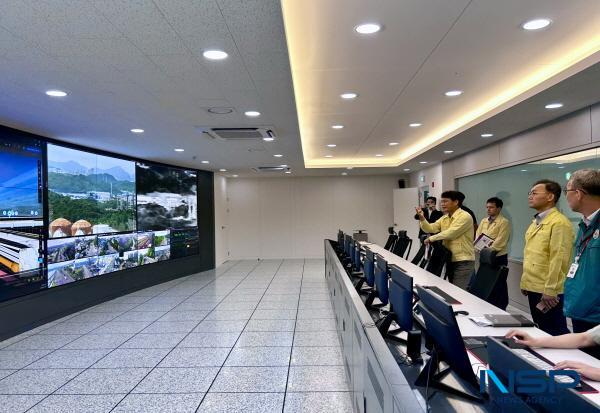 NSP통신-김호철 산업통상자원부 지역경제정책관과 이상훈 한국산업단지공단 이사장이 지난 20일 울산국가산업단지 통합안전관리센터에서 재해취약 지역에 대한 안전관리 사항을 점검하고 있다. (사진 = 한국산업단지공단)