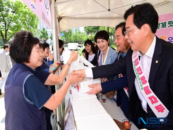 NSP통신-김천시는 21일 국회소통관 앞마당에서 김천 자두의 우수성을 알리고 소비 촉진을 위한 김천 자두 판촉·홍보행사를 열었다. (사진 = 김천시)