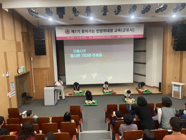 NSP통신-군포시 2025년 찾아가는 민방위 대장 교육 모습. (사진 = 군포시)