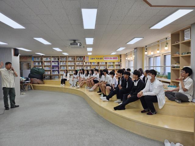 NSP통신-숙지중학교 학생들이 김동연 작가(왼쪽)의 강연을 듣고 있다. (사진 = 숙지중학교)