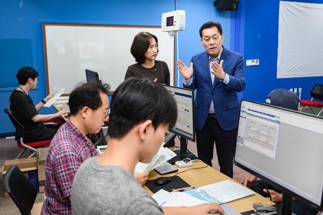 NSP통신-21일 이재준 수원시장(오른쪽)이 인계동 행정복지센터에서 현장을 점검하고 있다. (사진 = 수원시)