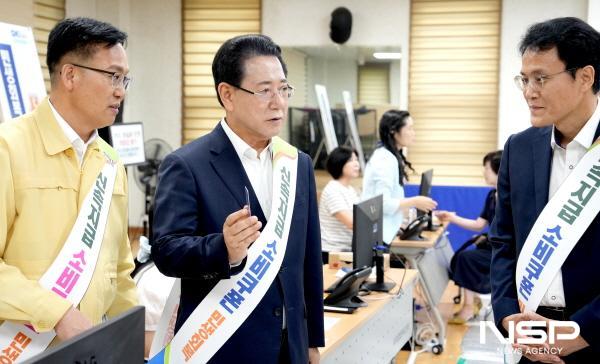 NSP통신-민생회복 소비쿠폰 지급 첫날인 21일 김영록 전라남도지사가 목포시 부주동 행정복지센터를 방문, 관계자들을 격려하고 도민들과 인사를 나누고 있다. (사진 = 전남도)