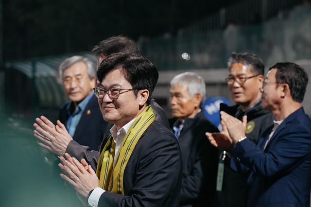 NSP통신-김포FC 선수단 격려 중인 김병수 시장 모습. (사진 = 김포시)