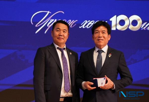 NSP통신-한국교통안전공단은 지난 18일 몽골 울란바토르에서 개최된 몽골 도로교통부 창설 100주년 기념행사에서 양국 간 교통안전 협력의 성과를 인정받아 공로상을 수상했다. (사진 = 한국교통안전공단)