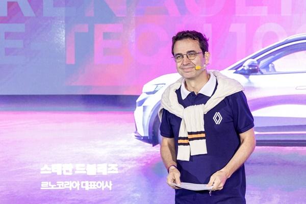 NSP통신-르노코리아 스테판 드블레즈 사장이 2025년 6월 세닉 E-Tech 시승행사장에서 인사말을 하고 있다 (사진 = 르노코리아자동차)