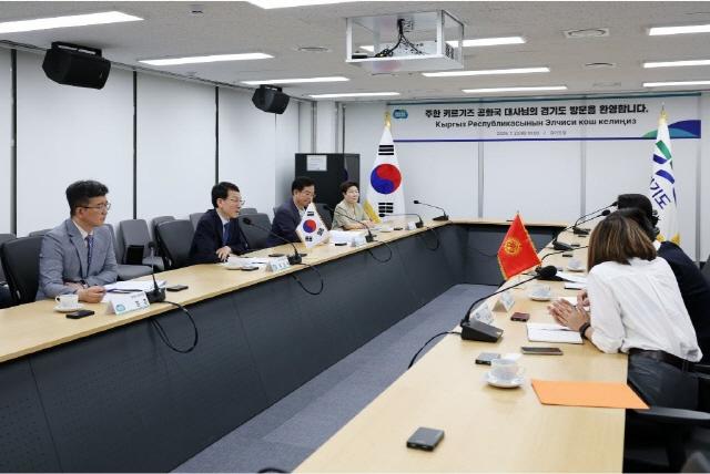 NSP통신-22일 오전 경기도청 기회실에서 김성중 행정1부지사가 아이다 이스마일로바 주한 키르기즈공화국 대사와 접견을 하고 있다. (사진 = 경기도)