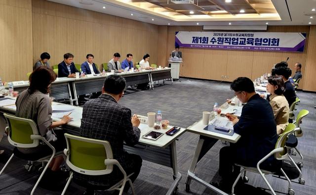 NSP통신-21일 열린 수원직업교육협의회가 회의를 하는 모습. (사진 = 경기도교육청)