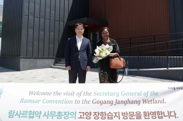 NSP통신-지난해 5월 고양장항습지생태관을 방문한 무손다 뭄바 람사르협약 사무총장과 이동환 고양시장 (사진 = 고양시)