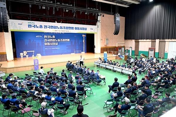 NSP통신-김경일 파주시장의 건설현장 근로자와의 격의 없는 소통 모습 (사진 = 파주시)