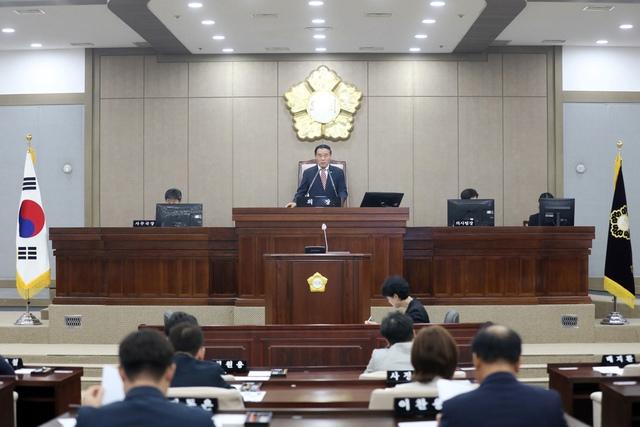 NSP통신-23일 이재식 수원시의회 의장이 발언을 하고 있다. (사진 = 수원시의회)