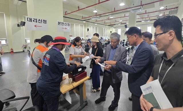 NSP통신-22일 정구원 화성시 제1부시장(오른쪽 세번째)이 민생회복 소비쿠폰 접수 현장을 점검하는 모습. (사진 = 화성시)
