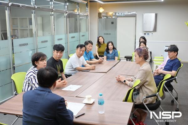 NSP통신-정기명 여수시장이 흥국상가를 방문해 상인들과 만나 실질적인 민생경제 지원 방안을 논의했다. (사진 = 여수시)