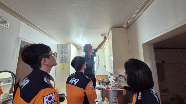NSP통신-강원특별자치도 소방본부에서 원주시 소재 노후 아파트에 대해 합동으로 실태점검을 실시하고 있는 모습. (사진 = 강원소방)