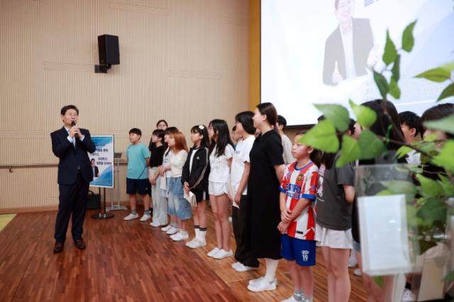 NSP통신-22일 고진초에서 이상일 시장이 특강을 하고 있다. (사진 = 용인특례시)