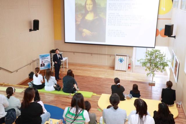 NSP통신-고진초에서 이상일 시장이 특강을 하고 있다. (사진 = 용인특례시)