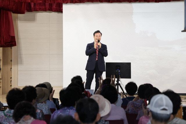 NSP통신-22일 열린 아름채 노인대학 1학기 종강식에서 김성제 의왕시장이 인사말을 하고 있다. (사진 = 의왕시)