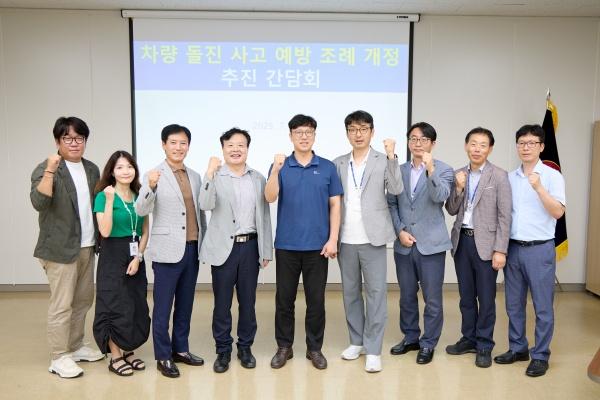 NSP통신-용인시 주차장 설치 및 관리 조례 개정을 위한 전문가 자문 간담회 참석자들이 기념촬영을 하고 있다. (사진 = 용인특례시의회)