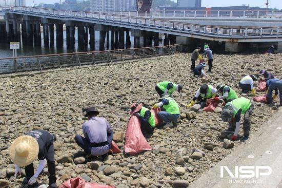 NSP통신-몽돌해변 및 해양레저 체험장 일대 해양 쓰레기 수거 (사진 = 여수광양항만공사)