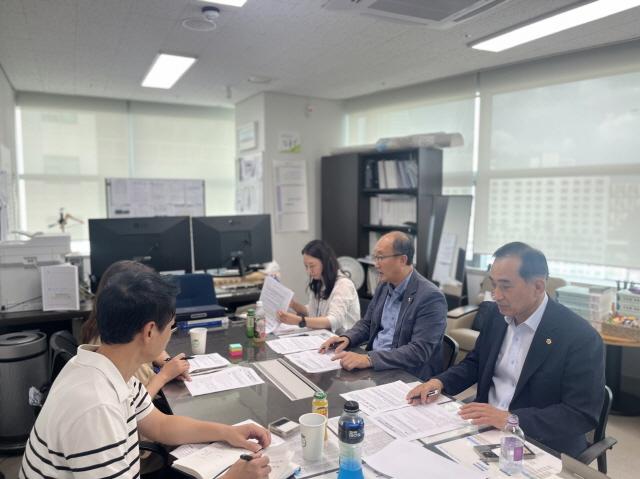 NSP통신-김창식 경기도의원이 의회에서 별내역 환승센터 주차장 건립 지연 관련 정담회를 가졌다. (사진 = 경기도의회)
