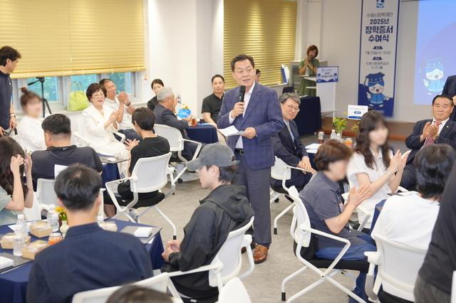 NSP통신-23일 이재준 수원시장(가운데)이 지정장학금 장학증서 수여식 행사에서 발언을 하는 모습. (사진 = 수원시)