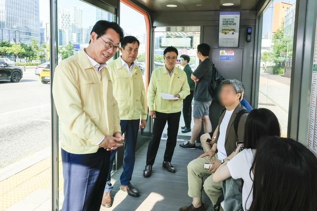 NSP통신-23일 정명근 화성시장(왼쪽)이 영천동 소재 스마트쉘터 버스정류장 운영상태를 점검하고 시민들고 소통 하는 모습. (사진 = 화성시)