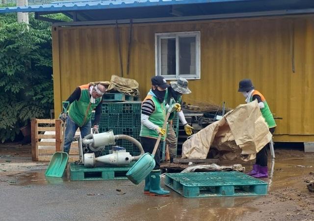 NSP통신-22일 화성시자율방재단이 가평군 일대에서 수해복구작업을 하는 모습. (사진 = 화성시)