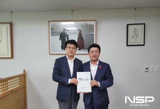 NSP통신-정인화 광양시장(우) 국정과제 반영 요청 자료 진성준 국정기획위 부위원장(좌) 전달 (사진 = 광양시청)