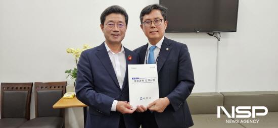 NSP통신-정인화 광양시장(좌) 국정과제 반영 요청 자료 국정기획위 기획분과 소속 안도걸 의원(우) 전달 (사진 = 광양시청)