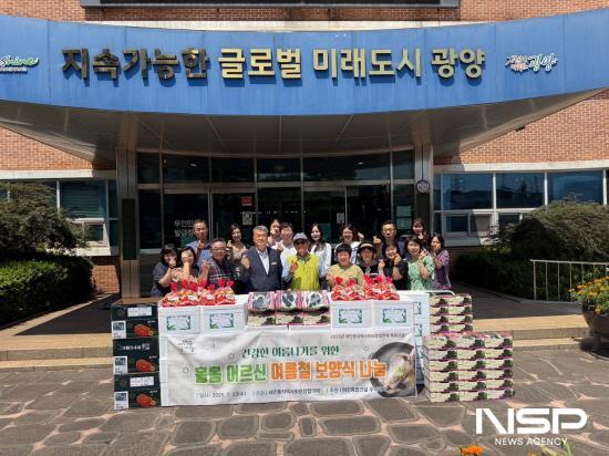 NSP통신-홀몸 어르신 여름철 보양음식 나눔 행사 기념 찰영 (사진 = 광양시청)