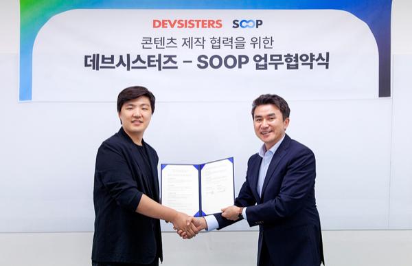 NSP통신-데브시스터즈 조길현 대표(좌)와 SOOP 최영우 대표(우)가 서울 대치동 프릭업 스튜디오에서 업무협약을 체결하며 악수를 나누고 있다. (사진 = 데브시스터즈)