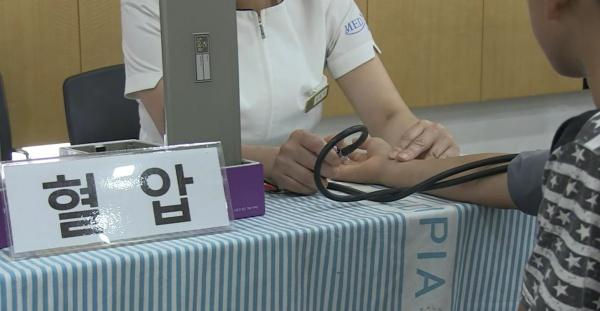 NSP통신-성남시 드림스타트 아동이 건강 검진을 받고 있는 모습. (사진 = 성남시)