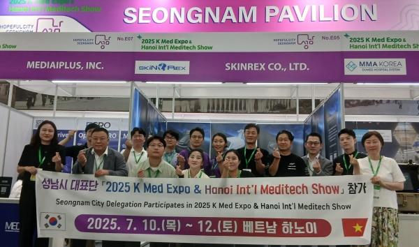 NSP통신-2025 베트남 K 의료기기 전시회에 참여한 성남기업 대표들이 단체촬영을 하고 있다. (사진 = 성남시)