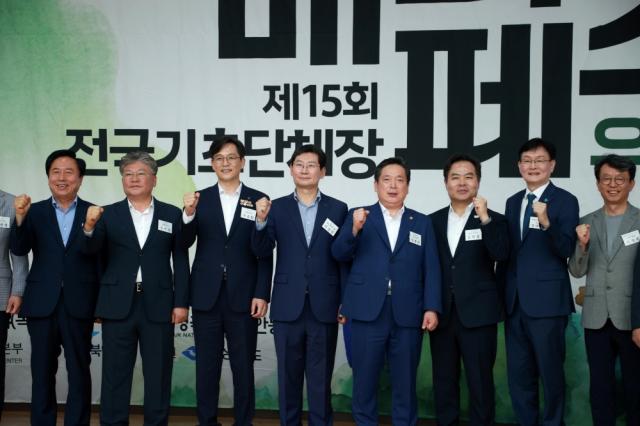 NSP통신-이상일 용인특례시장(왼쪽 네 번째)이 23일 안동 국립경국대학교에서 열린 매니페스토 경진대회 개회식에 참석해 타 지자체장들과 기념촬영을 하고 있다. (사진 = 용인특례시)