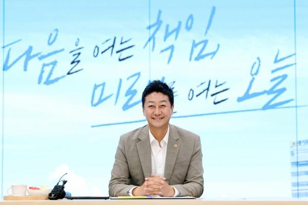 NSP통신-김진경 경기도의회 의장이 24일 제11대 후반기 의장 취임 1주년을 맞아 그동안의 주요 의정 성과와 임기동안의 목표 및 추진 방향을 발표하고 있다. (사진 = 경기도의회)