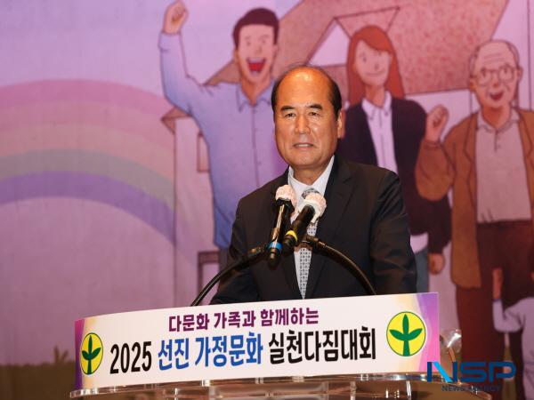NSP통신-상주시새마을부녀회는 지난 23일 문화회관 대공연장에서 강영석 상주시장을 비롯한 도·시의원 등 내빈과 새마을부녀회장 550여 명이 참석한 가운데 제28회 다문화 가족과 함께하는 선진가정문화 실천다짐대회를 개최했다. (사진 = 상주시)