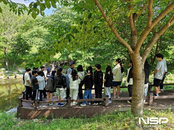 NSP통신-보성군 제암산자연휴양림에서 김 진 숲해설가가 청소년들을 대상으로 숲 해설을 하고 있다 (사진 = 보성군)