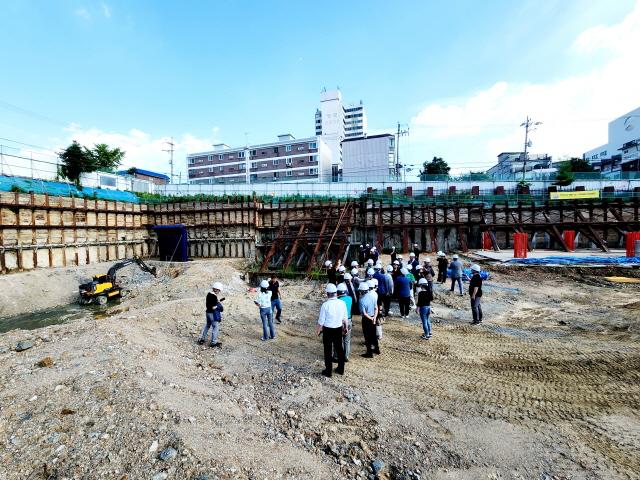 NSP통신-6월 23일 이상일 시장과 주민들이 옛 기흥중 부지에 건립 중인 다목적체육시설 건설 현장에서 공사 진행 상황을 살펴보고 있는 모습. (사진 = 용인특례시)