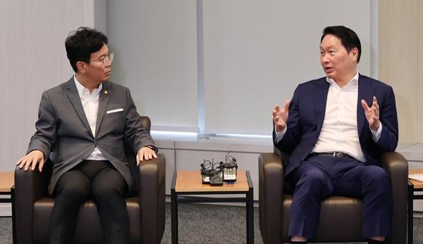 NSP통신-김영훈 고용부 장관(좌)와 최태원 대한상공회의소 회장(우) (사진 = 대한상의)