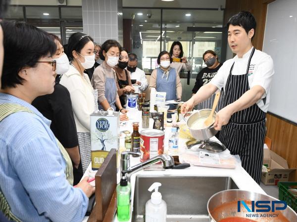 NSP통신-외식창업 키워드림 아카데미 수강생들이 영진전문대 호텔항공관광과가 운영하는 실습에 참여한 모습 (사진 = 영진전문대학교)