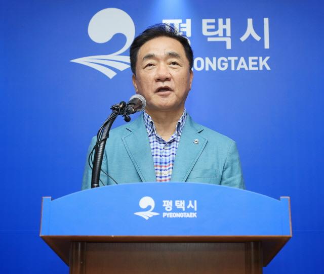 NSP통신-정장선 시장이 24일 시청 브리핑룸에서 평택호 중점관리저수지 대상 선정과 관련한 언론브리핑을 열고 그간의 추진 배경과 향후 계획에 대해 직접 설명하고 있다. (사진 = 평택시)